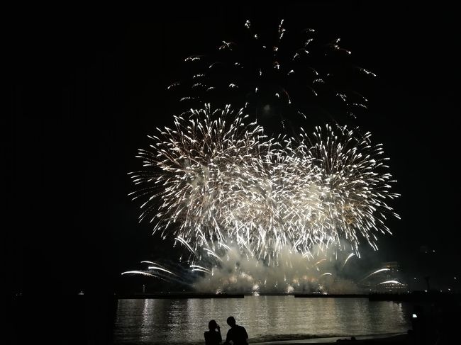 GWの疲れをとるため？熱海へ2泊3日で温泉に浸かりに行きました(笑)<br />偶然、海岸で花火大会があり得した気分♪<br />宿は知り合いの温泉付き家に格安で泊まらせていただき、朝夕食もお出しいただいたのですが、写真はありません。<br />交通費も新幹線は使わずのケチ旅行。<br />藤沢に立ち寄り、ラーメンや焼きそばも食べ大満足♪<br />静岡の有名ハンバーグ屋さん「さわやか」も盛り込みました。