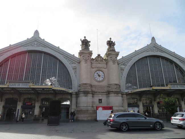 ParisからTours在住のお友だちを訪ねてきました。<br />やはり現地の方が一緒だと心強い。<br />市内を案内していただき、美味しいものもいただき、川沿いの並木道も素敵でした。<br />ここは古城巡りの起点の町。バスツアーで通り過ぎるだけでは勿体無いですね。次は宿泊して古城を巡るぞ!
