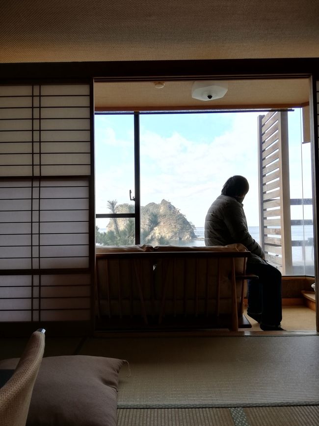 今頻繁に車椅子。<br />芸者置屋に所在した私が選ぶ旅館さん。<br /> <br /><br />こちらの旅館には年に多くても2回3回訪れます。<br /><br />お部屋は温泉付きの客間を取ります。<br />こちらは3部屋のみありますが、<br />景色は3部屋変わります。<br /><br />https://photos.app.goo.gl/Jk1xz4kP8dmK2ghY6<br /><br />部屋は松の木が少し景色を邪魔してしまいますが、それも愛敬。<br />また来てくださいとの意味で受け取ってます。<br /><br />私は沢山の旅館さんを人よりは少し多く<br />また少し多く知識があるとは思います。<br /><br />悪いことばかりが<br />旅館やホテルさんの指摘や報告ではないと思います。<br /><br />私のバリアフリー情報<br /><br />こちらの旅館様は少し外からやや斜めに坂がかっております。<br />駐車場から入り口まではもちろん道は舗装されております。<br />入り口付近までスタッフ様に事前に連絡を取り、<br />手を握ってもらい誘導してもらいましょう。<br /><br />とても丁寧で優しいスタッフ様もいらっしゃります。<br />私はいつも事前に身体の事は伝えております。<br /><br />入り口に高さのあまりない数段、階段あります。<br />そこを登ればお宿です。<br /><br />ロビーからの景色は最高。<br />目の前に眩しすぎる景色が見えますよ。<br /><br />エレベーターは一機のみ。<br />少し小さめです。<br /><br />気長に待ちましょう♪<br />旅行はカリカリするとこではありません。<br /><br />お部屋でトラブルは嫌なのと、<br />私はその宿の思考を知りたいのです。<br />なので部屋はどんな時もいつも奮発しています。<br /><br />予約できる海際の温泉は<br />それは素晴らしいです。<br />ですが、階段が激しいので <br />おみ足の悪い方には不向きです。<br /><br />階段に手すりはついております。<br /><br />また大自然の景色には当然に生物もいます。<br />フナむしさんです。<br />日によっては大量だったり居なかったり。<br /><br />海辺に来ているのは人間ですから<br />むしがいるのは当然だと思います。<br /><br />それさえ我慢出来れば最高な景色だと思います。<br /><br /><br /><br /><br /><br /><br /><br /><br /><br /><br /><br /><br />