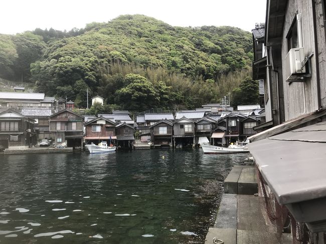 「おくの」は京都の伊根にある舟屋を改装した民宿だが、今ではほとんど営業をしていないので泊まる客は皆無に近い。営業努力はまったくしておらず、看板も外したままになっている。稀に泊まりたい客から予約の電話が入っても、基本的に断っているそうだ。<br /><br />GW連休に伊根を訪れる予定を立てたが、どこの舟屋も予約でいっぱいだった。そこで8年前に泊まった「おくの」を思い出し、ダメもとで電話予約をしてみた。最初は断られたものの、過去に宿泊した経験があること、素泊まりで風呂の用意もいらないことを伝えると、それならと泊まらせてもらえることになった。<br /><br />当日「おくの」に行ってみると、宿泊客はもちろん自分たち家族だけで、3つある部屋を自由に使っていいと言われた。<br /><br />舟屋の夜は静かだ。とりわけ「おくの」の夜は静寂に包まれている。<br /><br />海に囲まれた伊根は地形の関係で波が立たず、だからこそ舟屋というものが江戸の昔から存在しているのだが、時折聞こえる「ちゃぽん」という水音だけが、そこが海の上であることを教えてくれる。<br /><br />それは深い眠りだった。途中で目覚めず、8時間も続けて眠れたことは自分としては奇跡に近い。<br /><br />「おくの」の女将さんは70歳を超えているように見える。完全に店じまいする日も遠くないだろう。波まくらを想い出に、遠い海の町に思いを馳せて今日も短い眠りに落ちるのだった。