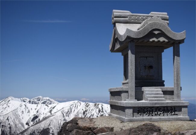 毎週のように そこいら辺の山(筑波山あたり)を登っているダンナに<br />「雪渓歩きが出来て楽しいよ」と那須岳に連行されました。<br />今回は、茶臼岳登山へ。<br />4月にしては多い 残雪の登山道を登り 雪山歩き気分と雪をかぶった山々の大絶景をお手軽に楽しんで来られました。<br />山頂で そんな絶景を眺めながらのお弁当はやっぱり最高。<br />へたれ登山者のまりも母でも 安全に 楽しく プチ雪山を満喫できました!<br />