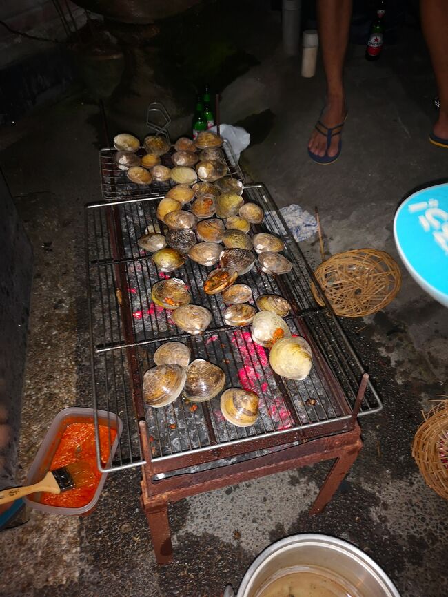 今回はな、な、なんと 焼きハマグリですよ!<br />恒例になっています。<br />RIKA SANUR HOMESTAYの<br />Pesta=Party(パーティという意味です)(#^.^#)<br />前回参加させていただいたのは年末にバビグリンでしたね、<br />覚えてますか?<br />https://4travel.jp/travelogue/11439370<br /><br />ハマグリはクラン(貝)と言います。<br />イカンバカール店などでも食べることできます。<br />ココナツの炭火で焼き焼きをフハフハしながらいただきます。<br />身は、ふっくらして極めてジューシィー<br />ブンブバリ(バリ島のスパイス)で旨さ倍増!(*^-^*)<br /><br />今回も笑顔の素敵な皆さまと<br />楽しくて美味しいひとときをありがとうございます。<br />旅行者同士の情報交換できますもんね。<br />美味しい店、面白いアクティビティなど、<br />古くなってからUpされるブログ情報じゃ<br />頭デッカチんになっちゃうもん(>_<)現場の生の声は貴重。<br /><br />リカサヌールは空港送迎(有料)や空室があれば1泊から宿泊できるようです。<br />初めて個人手配する方で空港タクシーに不安を感じている方にはスバリお勧めですよ。<br />RIKA SANUR HOMESTEYはフェイスブックで探したり、Googleってくださいませ。(#^.^#) 料金は直接ジュンコ女将に直接聞いておくれーー。