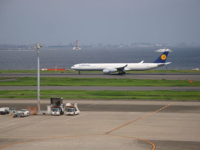 年に一度だけ利用しているルフトハンザ715便が羽田から飛び立つ様子を見たくて、2017年８月に羽田空港第２ターミナル展望デッキに行ってきた。<br /><br />12時前から飛行機の離発着を眺めているうち、国際線ターミナル方向からルフトハンザ715便エアバス340の姿が見えてきた。いつもどおりＣ滑走路で離陸を開始、ほぼ定刻に羽田を飛び立っていく様子が確認できて満足である。<br /><br />その他、離発着する飛行機の様子あれこれをまとめてみましたが。