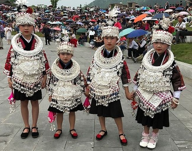 姉妹飯祭り<br />若者が結婚相手を探すお祭りで「世界で最も古いバレンタインデー」とも<br />言われています。<br />女性は男性をもてなし、別れ際に籠や新しいハンカチに姉妹飯を包んで気に入った男性に渡します。<br />姉妹飯とは、花や樹木の汁を加えて蒸した五色のおこわのことです。<br />女性はきらびやかな銀細工で着飾り、一緒に姉妹飯を食べたり、競馬、遊方、蘆笙踊り、太鼓踊り等をして大変賑やかに過ごします。<br /><br />凱里~施洞~凱里<br /><br /><br /><br /><br /><br /><br /><br /><br /><br /><br />