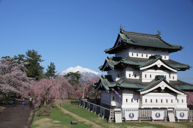 4/28　昨日の雨はすっかり上がって、朝から晴天！5時起きして6時に青森出発！7時には弘前公園へ。車はぎりぎり滑り込みでねぶた村の駐車場へ入れました。前日までの雨のせいで花はだいぶ散りかけていて、しかも花筏もあまり見られませんでした（涙）。<br />去年の方がすばらしかったですね。<br />弘前公園の桜を一通り見て、芦野公園へ。芦野公園も桜の名所なんですよね。<br />芦野公園では、地元のおやじバンドが舞台で歌っているのを聞いている人が多数いました。私もその中に交じって数曲歌を聴きました。歌がうまいのがうらやましいですね～。<br />…温かい春の日に心地よい生歌を屋外で聞く。平和だな～と思いなんか幸せな気分になりました。<br />芦野公園で12時になりました！地元の名物をということで、十三湖の「和歌山」でしじみラーメンを頂きました。あんなにたくさんのしじみを食べたのは初めてかも！ラーメンもおいしかったです。<br />お天気がいいので、そのまま竜飛岬までドライブ。途中、眺瞰台展望台に立ち寄りました。<br />前回来た時には霧で全く見えませんでしたが、この日は竜飛岬から北海道まで見渡せました。風がちょっと強かったですが…。<br />竜飛岬から青森へ帰る途中、津軽線の終着駅三厩駅に立ち寄りました。ローカル路線の終着駅、好きなんですよね～（苦笑）。<br />さらに蟹田駅近くの観瀾山へ。観瀾山、太宰治の『津軽』の中で太宰が友人と出かけたという記載がある山です。やはり、記念碑がありました。<br />前日は、雨（と雪…八甲田ゴールドライン通行止め）であまり楽しめませんでしたが、この日は桜と暖かい春の日を満喫できました！<br /><br /><br />===2019GWの旅の概要===<br /><br />4/26	はやぶさ65号　東京17:44→新青森20:58<br />4/27	十和田市官庁街の桜鑑賞<br />酸ヶ湯までドライブ→12:00『百代』でランチ→十和田市官庁街の桜<br />4/28	弘前公園＆芦野公園の桜と津軽半島ドライブ<br />弘前公園（7時到着）→10:00芦野公園→13:00『元祖しじみラーメン和歌山』でしじみラーメンをランチ→14:00眺瞰台展望台→14:20竜飛岬→15:00三厩駅→15:45観瀾山<br />4/29	三戸城跡の桜と田子町<br />11:00三戸城跡の桜→13:00田子町の『池田ファーム』で焼き肉ランチ→15:00八食センター見学<br />4/30	青函フェリー＆五稜郭の桜<br />8:10青森港発→青函フェリー→12:00函館港着<br />13:30『函太郎』で寿司ランチ→14:30五稜郭→15:30土方歳三函館記念館→17:30鹿部温泉・鹿の湯泊<br /><br />令和元年！<br />5/1	鹿部温泉からニセコへドライブ＋余市<br />9:15道の駅しかべで間歇泉→10:45森駅柴田商店で「いかめし」購入→14:00ニセコチェックイン→15:00余市ニッカウヰスキー工場見学→ニセコ泊<br />5/2	積丹半島ドライブ<br />11:15神威岬→12:30『お食事処 みさき』で三色丼ランチ→14:45小樽観光→17:30キロロホテルチェックイン<br />5/3	キロロスキー<br />10:00-14:00キロロスキー→17:00札幌ホテルチェックイン→札幌市内観光→『雪華亭』で毛ガニコース<br />5/4	札幌市内観光＆青函フェリー<br />9:15中島公園の桜→11:00サッポロビール園→「ジンギスカンランチ」→北海道大学散策→余市・岩内経由函館へ→23:30函館港発→青函フェリー→3:30青森港着<br />5/5	下北半島ドライブ<br />11:30湧水亭（おからドーナツ）→12:00横浜町菜の花畑→13:30大湊軍艦カレーランチ→15:30恐山→17:00大湊駅→17:15下北駅<br />5/6	弘前りんご花祭り<br />13:00『そばの矢車』で天ぷらそば→弘前市りんご公園のりんご花祭り<br />5/7	はやぶさ14号　新青森9:52→東京13:04<br />