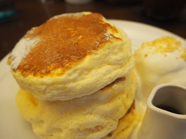 今日は北千住で午前中に用事が終わったので、前から気になっていたパンケーキ屋さんをのぞいてみることにした。<br />整理券はまだあるよう。しかし、11時前なのに順番はすでに15時30分ごろの整理券だという。さーどうしよう。<br />とりあえずもらっておくか。<br /><br />パンケーキを待つ間、旧古河庭園にてバラの鑑賞。<br />そして再び北千住にもどり、パンケーキ。<br />そしてそのあと徳多和良にはしご。<br />帰りに人身事故でJRが止まり、どうにか遠回りをして家に帰って無事1日終了！<br />