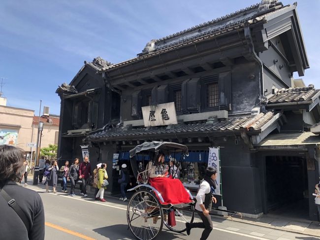 テレビでよく見る川越、楽しそうなので行ってみました。行きの電車から、真っ白な富士山を見られて良かったです。<br />とにかく人が多くて賑やかでした。<br />菓子屋横丁も歩きましたが、甘いものを食べない夫婦なので縁がなく。鰻も特別好きでもないので、散策と喜多院を楽しみ、遅めのお昼は新大久保で。