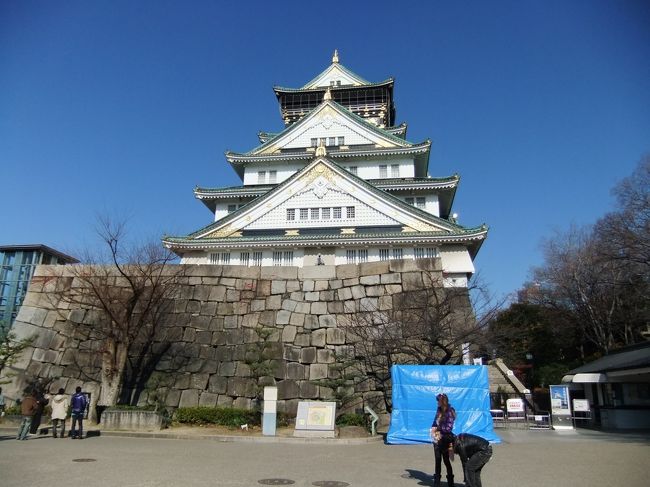 留学時代の韓国人の友達が日本に来日し、大阪で再会しました。<br />友達はお姉ちゃんと二人で来てました。<br />大阪城に行って、道頓堀でお好み焼きを食べました。