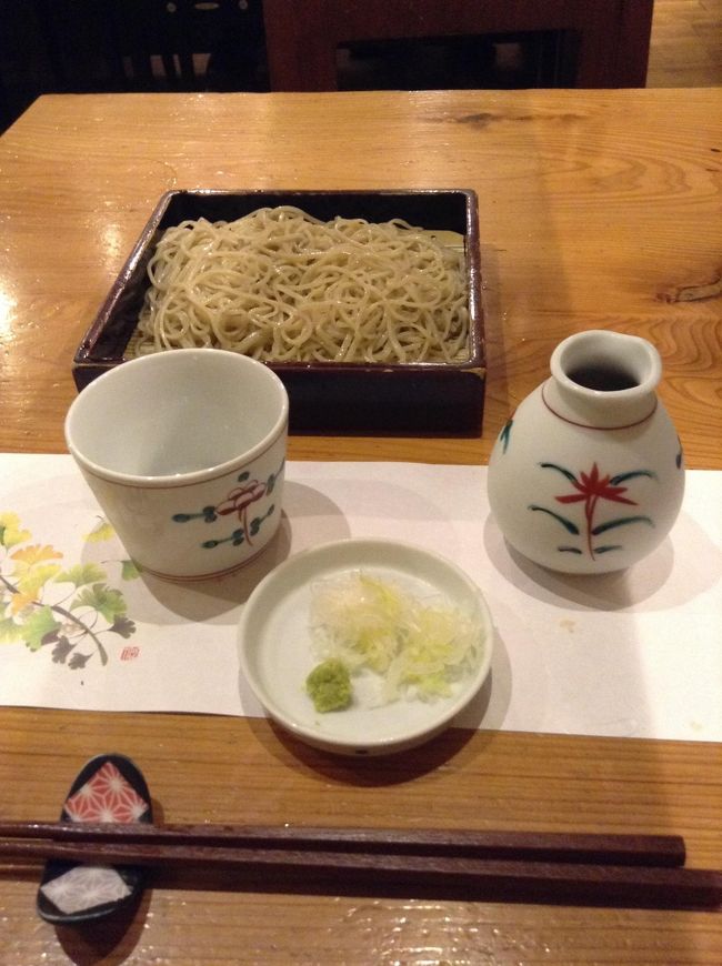 神保町2丁目南側の蕎麦屋たかせは新蕎麦がうまい。秋のいい頃合いでもって神保町古書街散策の後、開店と同時にたかせに入店して、まずは付き出し3品をつっつきながらヱビス生ビールぐびぐび。<br /><br />つまみにと注文したのは鯵のなめろうと湯豆腐だが、自家製の豆腐がうまいの何の! 思わず豆腐をお代わり。ついでに頼んだ日本酒は奈良萬の純米酒無濾過瓶火入れを二合……これもめちゃうま。<br /><br />満足しつつ、それでも新蕎麦はで一枚注文。やや硬めの茹で上がりだがキリっとエッジが立って抜群のうまさ。独り酒にしてはお勘定ががが。
