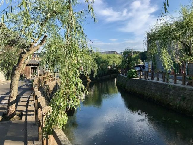 「あやめ祭り 2018」(5/26~6/24)が開催されている「水郷潮来あやめ園」を後にして、利根川を渡り、千葉県にある「道の駅・川の駅 水の郷さわら」にやってきた。<br /><br />車は「佐原町並み保存エリア」として知られる小野川沿いへ。。。<br /><br />町全体の風景に江戸情緒を今も色濃く残す佐原は、利根川やその支流である小野川の水運によって栄えた場所として知られ、毎年7月の大祭夏祭りには豪華絢爛な山車が引き回されることでも有名だ。<br />伊能忠敬が佐原屈指の商家の婿養子として30年以上暮らしたという旧宅をはじめ、町のそこかしこに、明治時代や大正時代に建てられた土蔵造りの商家や千本格子の町家が残され、特に小野川沿いのエリアは国の重要伝統的建造物群保存地区に選定されている。