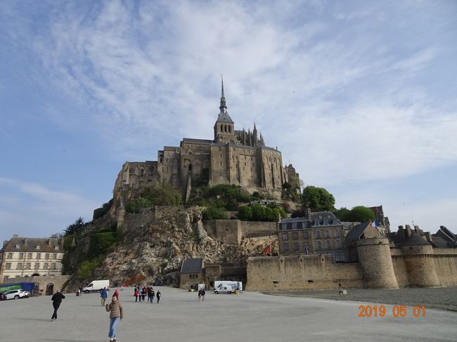 毎年GWは大掃除の我が家。<br />ふと昨年、来年はどこか旅行へでも行こうか?という話になり、マリオットのタイムシェアのポイントで少なくて泊まれるところがフランスでした。<br />その後、友人夫婦も参加することになり、大人4人の珍道中旅の始まりです。<br />とはいえ、夫同士は、初対面の為、1年間かけて何度も食事会などを開き、お互いに打ち解けて話せるようにしました。<br /><br />フランス日程<br />4月27日 羽田空港出発 シャルルドゴール空港到着 レンタカーを借りて宿泊先「マリオット ビレッジ イルドフランス」へ<br />28日 ランス ノートルダム大聖堂見学 エペルネー モエシャンドン カーヴ見学 バルデロップのアウトレットへ<br />29日 パリ市内見学(オペラ座・ノートルダム大聖堂・エッフェル塔・奇跡のメダイユ教会・シャンゼリゼ通り)<br />30日 モンサンミッシェルへレンタカーで出発<br />5月 1日 モンサンミッシェル観光<br />2日 ヴェルサイユ宮殿とルーブル美術館見学<br />3日 ディズニーランドパリ<br />4日 午前中 ゴルフ 午後 帰国の途へ<br />5日 羽田着