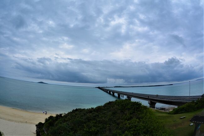 成田へと、飛び立つジェット機を見送った後―<br /><br /><br /><br /><br />レンタカーで下地島～宮古島をグルリと巡る。<br /><br /><br />南国の小さな島々を結び、長い橋梁がある。<br /><br />やや曇り空だが、それを上回る透明な海岸が美しい。<br /><br /><br />車の窓を開けて走ると、潮風が気持ちいい。<br /><br /><br /><br /><br /><br /><br />