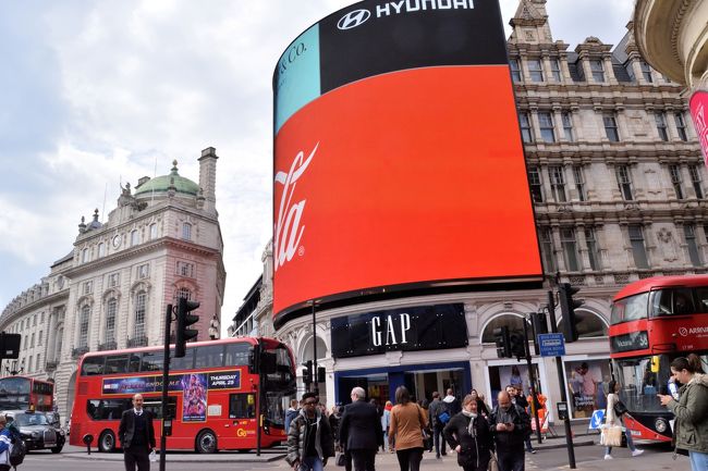 楽しかったロンドンの旅も残り僅かとなりました<br />今回のロンドンは、当初予定していたよりも寒く、服を急遽変更しました<br />毎日、最高気温が12~13℃ぐらいで、朝は本当に寒かった日が多かったように思います<br />ただ、雨に降られることは少なく、あまり傘を使うことはなかったです<br />最後、帰国する日は朝から雨で、Paddington駅まで行くのにちょっと濡れました<br />大荷物なので傘もさせず(^o^;<br />また、来たいね! LONDON