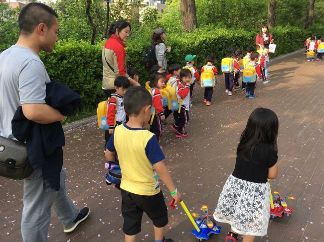 2日目は電車でオリニ大公園へ。<br />雨だったら併設のサンサンナラ児童館にしようと思いましたが、晴れて良かった！<br /><br />ちなみにサンサンナラは入場枠が決まっているらしく、予約優先で、残り枠を当日券として販売らしいです。<br />韓国語ができればHPから予約できるようですが、できない方はホテルのフロントに頼んで予約してもらいましょう。<br /><br />夕飯はホテル近くのカレー屋さんへ。