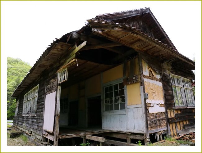 ■広島県山県郡の廃校めぐり～山奥の秘境集落で現存する廃校舎～<br /><br />【　手記　】<br />　ぽかぽか陽気の平日、県北の山県郡まで廃校めぐりに出かけてきました。足腰が痛いので乗り降りの楽な軽自動車（ホンダディーバ）で自然豊かな山間地域をのんびりゆっくりと走り回ってきました。<br />　国道191号から安芸太田町役場を過ぎて狭い山道（県道296号）へ入って行きました。山道を突き進み山奥秘境の集落で現存する廃校舎に遭遇したときにはまるでタイムスリップしたかのような感覚になりました。分校を設けなければならないほど不便な地で、冬場の環境は相当厳しかったのだろうと思いました。<br />　小中高別にみた場合、小学校の廃校の7割、中学校の 5.5 割が過疎化による廃校であるのに対して、高等学校等では、再編による廃校が6割以上を占めているそうです。学校は地域のシンボルであり、なくなってしまうことは、地域の活気が失われることになります。<br />　近年、少子化による児童生徒数の減少、市町村合併などの影響により多くの廃校が発生しており、その施設の有効活用が求められています。<br /><br />　仰げば　とうとし　わが師の恩<br />　教(おしえ)の庭にも　はや　幾年(いくとせ)<br />　思えば　いと疾(と)し　この年月(としつき)<br />　今こそ　別れめ　いざさらば　♪<br /><br />　撮影会や飲み会の写真が何ファイルか溜まっています（アップ予定なし）が、とりあえず4トラ記らしいこちらの「廃校めぐり」をアップしてみました。<br /><br />▽広島県山県郡とは　<br />　広島県山県郡は中国山地の標高300～800mに位置し、西中国山地国定公園に指定された1,000m程度の山々に囲まれた山間地域で島根県と接しています。<br />　広島県山県郡安芸太田町と島根県益田市との境にある標高1346ｍの恐羅漢山は、中国山地西部の冠山山地に属しています。広島県・島根県の最高峰で西中国山地国定公園に属しています。県内有数の豪雪地帯で、中腹北東斜面にスキー場があります。<br /><br />▽打梨中学校小学校跡／広島県山県郡安芸太田町<br />　打梨小学校は広島県山県郡安芸太田町（旧・戸河内町）にあった学校。1971（昭和46）年3月、戸河内小学校に統合され閉校。木造校舎と校門と石段が当時のまま残されています。石段を上がって左が中学校、向かいが小学校だったようです。傷みが進む打梨中学校。他にも教員住宅が残っています。昭和12年時点では約170名の生徒が通っていたそうです。打梨小学校のすぐ近くには立岩ダムがあります。<br /><br />▽那須小学校跡／広島県山県郡安芸太田町<br />　戸河内町立那須小学校は広島県山県郡安芸太田町（旧・戸河内町）にあった学校。打梨と同じく秘境の集落です。入母屋屋根の木造校舎が残り、現在は「那須ギャラリー」となっておりますが、この山奥の集落まで見に来る人は少ないと思われます。<br />　開校は結構古く、明治24年3月に打梨尋常小学校那須文教場として開始されたそうです。<br /><br />▽松原小学校小板分校跡／広島県山県郡安芸太田町<br />　松原小学校小板分校は広島県山県郡安芸太田町にあった学校。1994年、本校の戸河内町立松原小学校が廃校になり、戸河内小学校に統合され閉校。木造平屋建て校舎が残っています。<br /><br />▽雄河原小学校橋山分校跡／広島県山県郡北広島町<br />　雄鹿原小学校橋山分校は広島県山県郡北広島町にあった学校。1874（明治7）年、橋山に明徳舎として創立。1892（明治25）年5月、雄鹿原小学校橋山分教室となりました。<br />　1946（昭和21）年10月、橋山国民学校となり、1964（昭和39）年4月、雄鹿原小学校橋山分校と改称。1972（昭和47）年3月、雄鹿原小学校に統合され閉校。長い歳月を風雨に堪えた瓦屋根と板張りの壁は、何とも言えない渋い色合です。 <br />　入母屋風の平屋建て木造校舎が残り、現在は橋山老人集会所として利用されています。<br /><br />▽雄河原小学校空城分校跡／広島県山県郡北広島町<br />　広島県山県郡北広島町にあった学校。現在は「こぶしの里ふれあいセンター」として使われているようです。<br />　1887年（明治20年）橋山簡易小学校として創立。1970年（昭和45年）雄鹿原小学校へ統合、閉校。統合時の生徒数は２名だったそうです。<br />