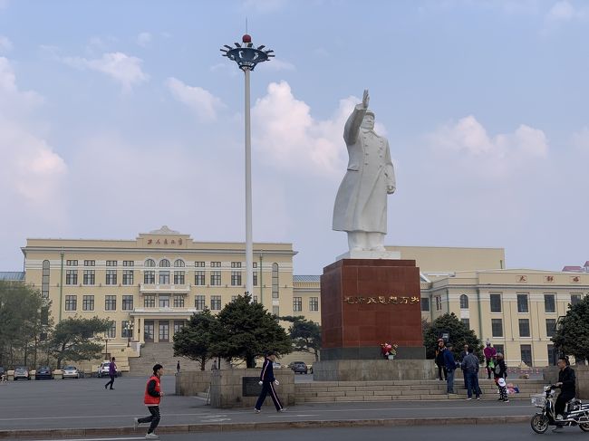  中国黒竜江省のチチハルを初めて訪れました。<br />チチハルは、母の生まれた街で自分の戸籍を見たときに、母の出生地の記載に見知らぬ街の記載があって、いつか訪れたいとは思っていました。<br /> 20年前に亡くなった祖母からは、とても寒かったこと、住んでいるときに母の兄弟が3人向こうで亡くなった事、<br />帰ってくる時色々と大変だったことを聞いていました。<br />母は、終戦時4歳で余り覚えてはいないそうですが、祖父母のおかげで日本に帰って来て来られたこと、<br />残留孤児となってしまった方の報道は、他人事ではないことなど昔話していました。<br />母が生きているうちに一度は訪れて見たいと思ってはいましたが、今回の連休で行ってきました。<br />母の10歳上の叔母から、覚えている範囲の事を聞きネットで調べて、家のあったであろう場所と、<br />亡くなった叔父叔母達遺骨は一部しか持ち帰られず、忠霊塔という所に置いて来たことを聞き、どうやら壊されているけどその場所は、わかったので、御墓参りのつもりでできればその場所を訪れたいとの気持ちで向かいました。<br />