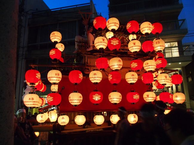 名古屋総鎮守若宮八幡社若宮まつり宵祭りに出かけて来ました<br /><br />5/15宵祭り17時30分から<br />5/16本祭渡御13時から17時35分<br />限定御朱印5/15、5/16あり(書置き)<br /><br />若宮八幡社<br />御祭神<br />・仁徳天皇<br />・応神天皇<br />・武内宿禰<br /><br />愛知県名古屋市中区栄3-35-30　<br />5月15日<br />試楽祭<br />5月16日<br />例大祭（御神幸・若宮まつり）<br /><br /><br />若宮八幡社　由緒<br />社伝によると、文武天皇の時代に那古野庄今市場に創建されたと伝えられております。<br />901年～923年（延喜年間）に再興し1532年（天文元年）3月11日織田信秀が那古野城を攻めた際焼失しましたが、1539年（天文8年）に再建されました。<br />その後、秀吉公より社領二百石の寄進を受け、1610年（慶長15年）家康公が名古屋城築城に際し現在の地に遷座し、武神の神・外敵防護・領内鎮護の神として、武将の厚い信仰を受け、尾張藩二代藩主徳川光友は1664年（寛文4年）に社殿をはじめその他の造営を行い、社僧を廃し例祭の興隆に努め、その後代々の藩主の崇敬篤く、1689年（元禄2年）正月神領百石が寄進され、営繕は明治維新まで藩主により行われました。<br />1877年（明治10年）3月14日県社に昇格し、1945年（昭和20年）3月19日空襲により焼失しましたが、氏子崇敬者の熱意により1957年（昭和32年）復旧造営しました。1971年（昭和46年）7月1日別表神社に列しました。<br />5月に行われる例祭は、一般には若宮まつりと呼ばれ名古屋の三大祭りの一つとして有名で、三百年の歴史があり、16日の本祭りには神輿と山車が那古野神社を御旅所として、ご神幸が盛大に執り行われます。(若宮八幡社ＨＰより)