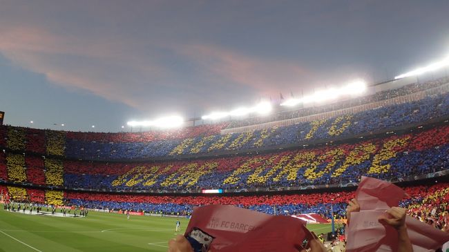 バルセロナに来たらさほどサッカーに興味が無いにしてもFCバルセロナの試合を見ておかなければと思い立つ。<br />通常のリーガエスパニョーラの試合で十分であったが、日本人が多く旅行したGW期間中は、幸か不幸か<br />欧州チャンピオンズリーグ準決勝に当たってしまった。普段であれば当日券で観戦できるとの事でしたが<br />全然チケットとれないし、普段の試合よりもシートがとても高い。いやまいった。<br />なんとかして1ヵ月の家賃以上払い観戦する事にしました。