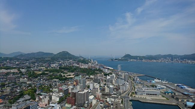 下関に到着して、まずは荷物を置きに宿へ。<br /><br />お世話になったのは、割烹旅館寿美礼さん。<br /><br />〒750-0025 山口県下関市竹崎町3丁目13-23<br /><br /><br /><br />駅からの地下道には源平の合戦のタイルが。<br /><br /> <br />下関駅の西側で、お宿のすぐ近くに白石正一郎の生家跡がありました。<br /><br />問屋を営む傍ら、長州藩の尊皇攘夷派を資金面で支えた人物です。<br /> <br /><br /><br />幕末の歴史を感じつつ、まずは街をみようと、ゆめタワーへ。<br />高層びるの少ない下関で、ひときわ目立つ建物です。<br /> <br /><br />展望台は143m。<br /><br /><br />関門海峡や巌流島だけでなく、対岸の九州まで見渡せます。<br /><br /><br />以前門司を訪れた際に門司側からこの海峡をみていました。<br />対岸にそのタワーが見えます。感慨深いです。<br /><br />クルーズ船、アザマラ・ウエストがちょうど寄港していました。<br /><br />巌流島も見えます。<br /> <br /><br /> <br />角島大橋、本州最西端が見えます。<br />山陽の起伏のある地形がいいですね。<br /> <br />ゆめタワーの近くでタクシーを拾って、唐戸市場に来ました。<br />GWはすごい人。<br />タクシーの運転手さんは、いまどきどこでもおいしい寿司が食べられるのに、なぜ鳥取やら島根やら九州からわざわざ人が集まるのかわからない、とつぶやいていました。<br />それだけすごい交通量なのと、唐戸市場に入る車が多すぎて、一苦労。<br /> <br />それでも、唐戸市場はやっぱり楽しい。<br /><br /><br />入り口におおきなふぐ。<br /><br /> <br />寿司を買って、ふく汁を買って昼ご飯になりました。<br /><br />買ったのは、うちわえび、ひらまさ、鯖、ふぐ、普通のエビ、あなごみたいな感じです。<br /> <br />日清講話条約締結場の春帆楼にもせっかくなので立ち寄りました。<br /><br /><br />春帆楼は、初めてふぐを提供した場で、その場が日清講和条約締結の際だったそうです。知りませんでした。<br /><br /><br /><br />関門海峡トンネルまで歩いていく途中に、赤間神宮がありました。<br /> <br />安徳天皇を祀っています。<br />資料館は入場料100円。琵琶の展示や平家巻物が展示してあって、見る価値ありです。<br /> <br />