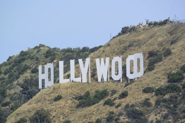 グリフィス天文台から歩いてハリウッドサインの裏まで行ってきました。<br /><br />最近よく話題になる物価上昇。何十年も同じ価格だったお菓子が原材料の高騰が原因で値上げせざるを得なくなったり、値段は同じままで内容量が少なくなったり。アメリカの衣料業界でも、この後者の状況が起こっているのかもしれません。今月はTシャツを6着買ったのですが、以前と同じサイズを選んだのにも関わらず着た時に窮屈に感じたのです。買った場所は合計3ヵ所。なので特に特定のブランドや場所の商品が小さくなっているわけでなく、全体的に商品が小さくなっているようなのです。若干の可能性として、商品ではなく服を着た私自身のサイズが大きくなったというものもあるので、運動をして体重を減らしてみようと思います。やってみようと思った運動は私の趣味でもあるハイキング。ただ歩くだけでは飽きてしまうので、今回は出発地も目的地も人気の場所にしてみました。<br /><br />ハリウッドサインのところまで歩いて行けるトレイルはたくさんありますが、出発地として一番アクセスしやすいのは公共の交通機関が整っているグリフィス天文台のところだと思います。ちなみにハリウッドサイン付近のハイキング地図は、グリフィスパークやグリフィス天文台の公式ホームページの以下のサイトで見ることができます。<br /><br />https://www.laparks.org/sites/default/files/griffith/pdf/GriffithParkMap.pdf<br />http://www.griffithobservatory.org/about/pdf/Griffith_Park_Map.pdf<br /><br />グリフィス天文台へはバスなどで行くことができますが、車で行く場合は駐車料金が必要です。2019年5月の時点では1時間当たり8~10ドル。長時間止めるとかなりの金額になってしまいます。ただ、少し離れたところには無料の駐車場もあります。以下はグリフィスパークの公式ホームページの駐車場案内。<br /><br />https://www.laparks.org/sites/default/files/griffith/pdf/trafficMap.pdf#zoom=300<br /><br />Section 9のところに無料で止めることができます。また、グリークシアターでコンサートがない日には、グリークシアターの駐車場にも無料で止めることができるようです。<br />グリークシアターでコンサートがある日に関しても、午後1時までは無料で止めることができるというようなことがグリフィス天文台の公式ホームページに書いてありました。(厳密にはコンサートがある日は午後1時以降は無料で止めれないと書かれています)<br /><br />http://www.griffithobservatory.org/visiting/directions.html#parking<br /><br />公園が何時に開くかは、いろいろな情報が出てきました。Googleで検索すると24時間営業だし、公園の公式ホームページだと午前5時~午後10時半。一方、グリフィス天文台のホームページには公園は日の出から午後10時まで営業と書いています。よくわからなかったので、今回は朝6時過ぎに訪問してみました。日の出の少し後の時間帯です。<br />