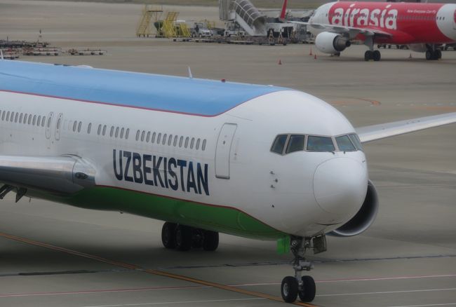 ツアーに参加してのウズベキスタンとタジキスタンの旅行です。搭乗機は、ウズベキスタン航空のセントレアからウズベキスタンのサマルカンドまでの直行便の利用でした。