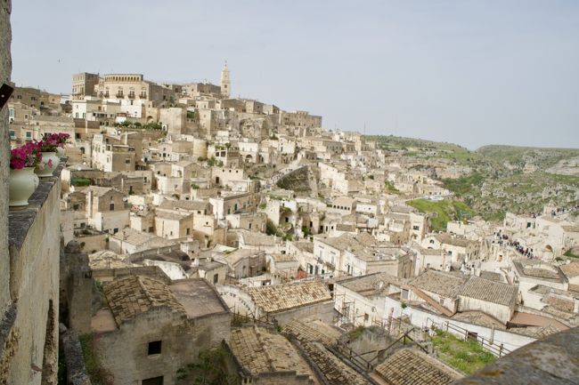 8泊10日のイタリア 周遊ツアーに参加して来ました。<br />北から南まで盛りだくさん、毎日が山場の旅でした！<br /><br />①成田→ローマ(フィウミチーノ空港)<br />②ローマ(サンタンジェロ城、サンタ・マリア・マジョーレ教会、コロッセオ、スペイン広場、ヴァチカン市国)→ナポリ<br />③ナポリ→カプリ島(青の洞窟)→ソレント～ポジターノ(アマルフィ海岸)→ナポリ(ヌオーボ城)<br />④ナポリ→ポンペイ→マテーラ→アルベロベッロ<br />⑤アルベロベッロ→ナポリ(フェラーリ特急)→フィレンツェ<br />⑥フィレンツェ (ミケランジェロ広場、ウフィツィ美術館、ドゥオモ、ヴェッキオ橋)→ピサ(斜塔、大聖堂)→フィレンツェ<br />⑦フィレンツェ→フェッラーラ(エステンセ城、ディアマンティ宮)→ベネチア(サンマルコ寺院、ドゥカーレ宮殿、ゴンドラ遊覧)→ベネチア<br />⑧ベネチア→ミラノ(ドゥオモ、スカラ座、ヴィットリオ・エヌマエレ2世ガレリア)<br />⑨ミラノ→マルペンサ国際空港<br />⑩成田空港<br /><br /><br />ーーーーーーーポンペイ、マテーラ、アルベロベッロ編ーーーーーーーーー<br /><br />本日はナポリからポンペイ、マテーラに立ち寄って最終的にアルベロベッロまでの旅行記です。