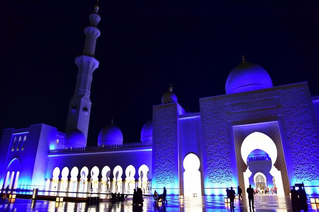 アラブ首長国連邦（ＵＡＥ）では、とかくドバイが脚光を浴びますが、アブダビの観光もなかなかです。<br />ドバイ観光の折には、時間に余裕があったら、ぜひアブダビまで足を伸ばしてみましょう。<br />シェーク・ザイード・グランド・モスクを観ることを目的に、アブダビに行ってきました。<br />夕暮れにシェーク・ザイード・グランド・モスクを訪ね、アラビアンナイトのライトアップを観てみたかったのです。<br />それに、一泊した翌日には、最近注目のプレジデント・パレスにも行ってみました。<br />本当にアブダビに行ってみてよかったです。
