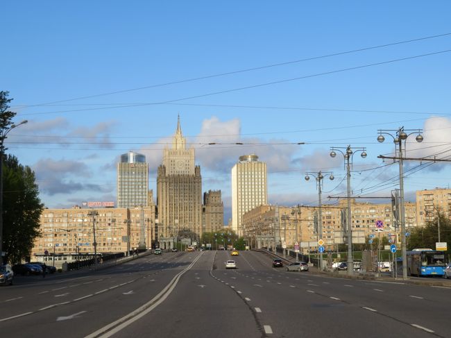 社会主義のロシアを感じてみたい、しかし実際は想像していたより近代的で西欧諸国と変わらない雰囲気のモスクワ。<br /><br />旧ソ連を感じたのは1950年代に建てられたスターリン･クラシックといわれる巨大建築でした。ウエディングケーキともいわれ、どれも形が似てましたが<br />モスクワで最も感動したものの一つです。<br />この写真中央の現外務省はそのスターリン・クラシックの一つ。<br />巨大道路にクラシカルで重厚な巨大建築はモスクワのシンボルと<br />いえるでしょう。<br /><br />夜はボリショイ劇場でバレエ、オペラを見てロシア芸術に触れることができました。<br />なんとも盛り沢山なモスクワ4日間だったと思います。<br />