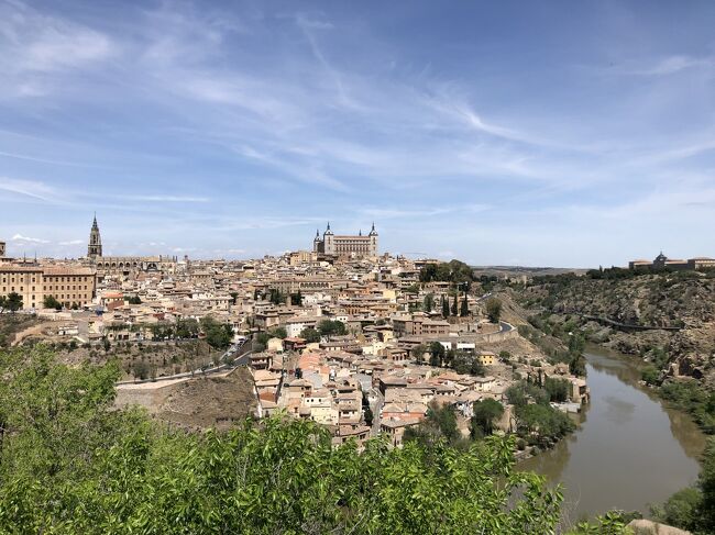 恒例となった今年のひとり旅は、ゴールデンウィークを１日前倒しして情熱と美食の国スペインへ。<br /><br />ヒンシュクの11連休を取って、バルセロナ～マラガ～マドリードと9日間の縦断の旅を決行。<br /><br />スペインは、とにかくゴハンが美味しい。<br />日本人の口に良く合う。つまみ系も多いので、お酒飲める人ならなお美味しい！<br />ラテンのノリと、美食と、観光と♪<br />間違いなくおすすめの国のひとつだ。