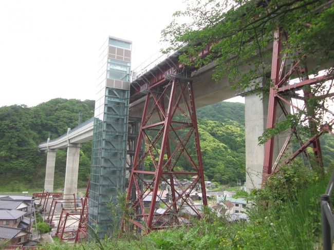 毎年この季節に成ると親戚の居る香住へ帰ります～、というのも”らっきょ”の季節なんですね！。<br />らっきょの収穫期に入るので、今年もまた図々しくもお願いをする為に、去年漬けてもらった瓶を返しがてら挨拶に行くという魂胆なんですが？…。<br /><br />その親戚の娘が鳥取に嫁いでいるんでらっきょ農家に知り合いがいて、”砂丘らっきょ”が安く手に入ることからそのおこぼれを少し分けて頂こうということで、今年も４Kｇのらっきょの漬けをね？～。<br /><br />その序と言ったら何なんですが～、余部鉄橋周辺が「空の駅公園」として綺麗に整備されたと聞いたんで、ちょっと足を伸ばして来ました。<br /><br />初めて”餘部鉄橋”を渡ったのが５０年以上も前で、その頃はまだ蒸気機関車（C57形やC58形）が客車を引っ張ってました。<br />その後はＤＤ５４形やDF50形ディーゼル機関車が顔と成って走り続けていましたね！～。<br /><br />その橋を渡って直ぐが「餘部駅」、当時から何も無い無人駅でした。<br />が集落から山沿いへ向かったところに「公営・余部Y・H」が在ったので何度か利用しました。夏以外はいつも空いて静かなＹ・Ｈでしたね…。<br />今は跡形も無く、余部ＩＣに成ってしまいましたが？。<br /><br />その後、列車転落事故などを経て老朽化も伴い、遂に平成２２年７月１６日に１００年余りの歴史にピリオドを打ちました。<br />２代目の橋梁はスマートなコンクリート製で、防風壁や騒音軽減、落雪防止など各種対策が施されいますね。<br /><br />また、旧橋梁を保存するか否かには随分と議論があったようです～、<br />その安全性や維持費、整備費などについて町・県・国とＪＲにおいて結果的に県が主導で総工費５億５千万円掛けて「空の駅・餘部鉄橋」が施設されたそうです。<br />お陰で”町一番の観光スポット”に成りました！、感謝ですね。