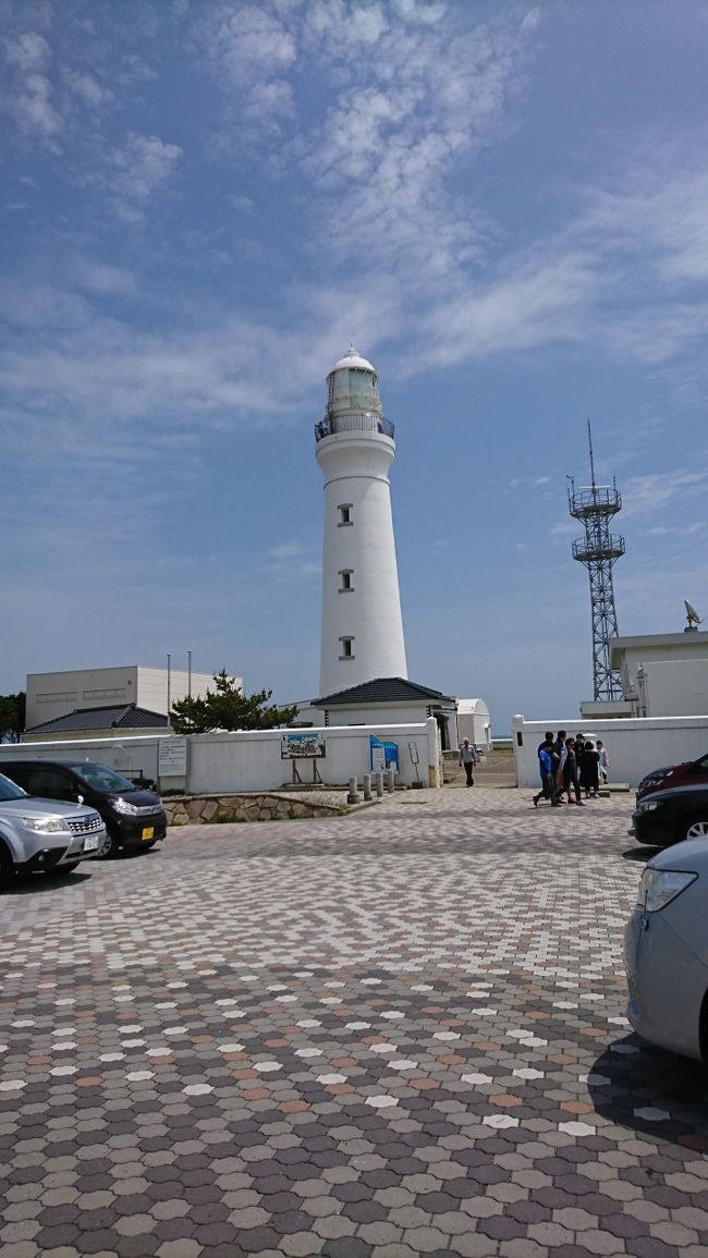 　日曜日朝から銚子へ遊びに行きました。東京から約１２０キロ、首都高～京葉道を経由し鹿島経由で銚子へ行ってきました。約時間で到着しました。思っていたより順調で、渋滞もほとんどなく快適なドライブでした。<br />銚子到着８時３０分。まだ、どこも営業していないので、長崎鼻から行きました。この長崎鼻は、銚子の最先端です。ここは、岩がごろごろしている荒地です。先っちょまで徒歩で行くことができます。大きな太平洋を満喫できました。<br />千騎ヶ岩にも立ち寄りました。岩の真中に空洞が有り太平洋が見えます。ここからの屏風ヶ浦がすごくきれいでした。<br />今度は、愛宕山へ登り、地球の丸く見える丘展望館へ行き、太平洋が円く見える感じがしました。となりの満願寺へお参りに行き、外川駅でまったりし、午前中最後は、犬吠埼灯台へ行ってきました。灯台の上は、風が強く結構怖かったです。