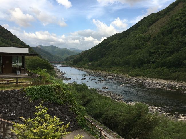 念願の四国旅行。2泊3日で高知&amp;愛媛の２県をまわってきました。<br />この旅行記は主に2日目の四万十編です。<br />よかったらお付き合いください(^^)<br /><br />☆その1 高知市内編<br />羽田空港8:10→高知龍馬空港<br />桂浜 坂本龍馬像<br />ひろめ市場 かつおのたたきと揚げ餃子！<br />はりまや橋<br />よさこい記念館<br /><br />★その2 四万十編 ←この旅行記<br />宿泊 星羅四万十<br />四万十川カヌー かわらっこ<br />ランチ  四万十うなぎ<br /><br />☆その3 愛媛編<br />宿泊 茶玻瑠<br />道後温泉本館、ぼっちゃん列車<br />しまなみ海道<br />  因島 村上水軍城 (広島)<br />  伯方島 サイクリング<br />今治タオル美術館<br />道後さや温泉ゆらら<br />松山空港20:05→羽田空港