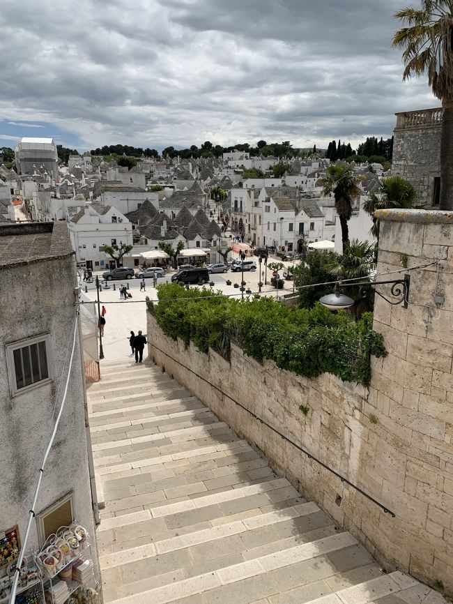 地中海クルーズ。<br />実はこれが2回目。<br />前回は、スペイン、フランス、イタリアなど西地中海を巡ったのですが、もっと東に行きたい！<br />気持ちが、膨らんで、、。<br />今回はベネチア、ギリシャなど、アドリア海やエーゲ海を巡るクルーズです。<br />なかでもサントリーニ島の景色をみるのが楽しみ！<br /><br />昨日は有名なベネチュアの出港シーンを見て。<br /><br />★寄港地<br />バーリ港。<br /><br />アルベルベッロ観光に向かいます。<br />★トゥルッリ地区<br />