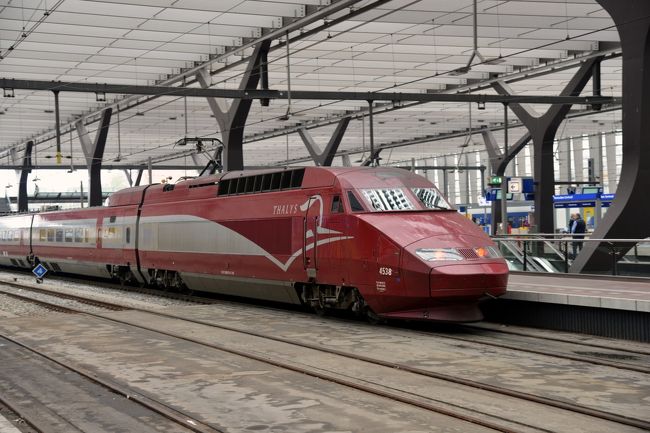 ベルギー国鉄が誇る高速鉄道、タリス。<br />新幹線もいいけどタリスもなかなか。真っ赤な車体と真っ赤なインテリア、シートもなにもかも真紅です。<br />時速300kmで走る高速鉄道で時短ねらい。<br />予約無しで最短時間での移動のために利用しましたが、かなりの高額でした。<br />