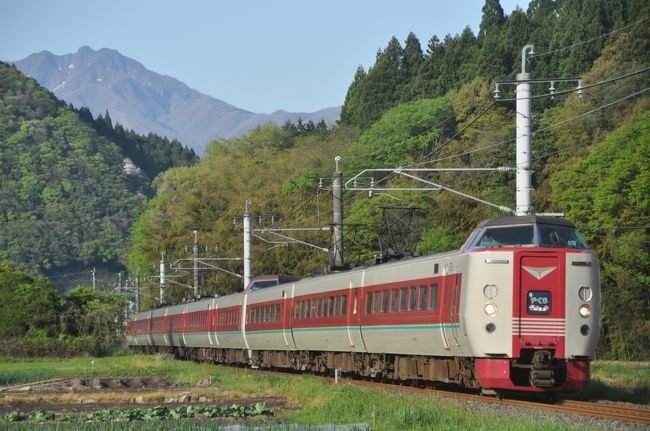 10連休2日目の4月28日(日)に、<br />いつものTさんと、伯備線の北部へ<br />381系の特急「やくも」号を撮って来ました。<br /><br />連休2日目で高速道路の渋滞もなく、<br />スムーズに現地に到着。<br /><br />天気予報は前日ぐらいまで晴れ後曇り<br />良い光線を期待して出動しましたが、<br />当日の朝は、曇り空。<br />道中、最新の天気予報を確認すると、<br />この日は、曇りで、夕方から晴れになって<br />いるではないか。<br />全部は、期待通りにはいきません。<br /><br />あまり遠くない将来、廃止が予想される<br />国鉄型車両の381系ですが、<br />この日、我々以外に見たカメラマンは、<br />計4人だけでした。<br />好きなポジションで撮影することが<br />できました。<br /><br />連休ということで、普段と違い、<br />特急電車は大増結して、<br />鉄道小僧の2人は、大興奮でした。(笑)<br /><br />