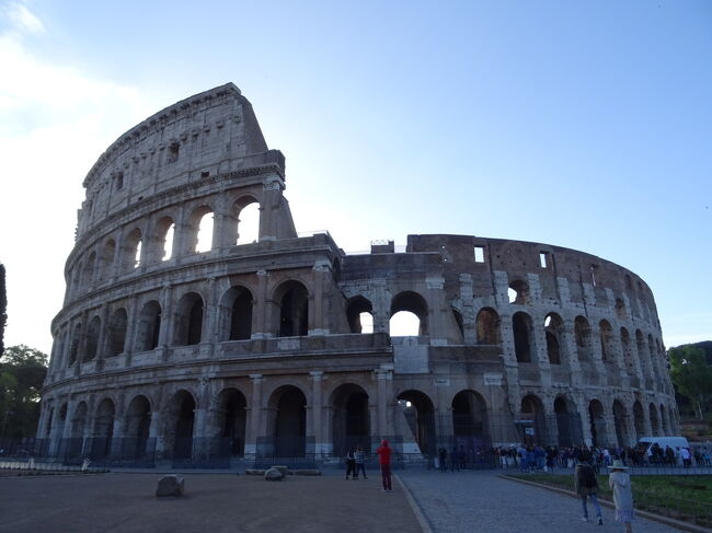 今年のゴールデンウィークはローマとマルタに行ってきました。<br /><br />ローマ在住の友人はいつも「ローマに遊びに来てね」と嬉しいお誘いをしてくださいます。<br />いつも「今度、行くね～」なんて言ってましたが、10数年くらい言い続けていたかも。<br />所謂「行く行くサギ」(笑)<br /><br />お伺いすることになった日は、ローマの祝日があり街が混雑する頃で、彼女の予定やら来客やらが重なり、ものすごく多忙な時だったの。<br />わざわざお時間を取ってくれて「観光客はこんなところには来ないよね。絶景!!」というローマ観光に付き合ってくれました。本当に感謝!!<br /><br />「お宅に行ってみたーい。」という不躾なお願いにも快くお招きくださり、素晴らしい手料理を振る舞ってくれました。本当に感謝!!<br />個人宅なのでセキュリティ上ご紹介できませんが、リビングにはスタンウェイのグランドピアノにドイツ製のアップライトピアノ。国宝級の骨董品やお庭もものすごーーーーく素敵なお宅。<br />ローマで夢のような経験をしました。<br /><br />その後、マルタ共和国に移動。<br />マルタでは、のんびりと島を観光して満喫。<br />→マルタ編に続きます。<br /><br />ローマの友人と4travelの皆さまの記事に助けられ、とても充実した旅となりました。<br />事前お手配など詳細に記録ご提供くださりありがとうございました。私もできるだけ詳細にupしようと思います。ちょっとヤラシイですが(苦笑)<br />お許しください。<br /><br /><br />◆航空券<br />中国国際航空　オフィシャルサイトで購入<br />羽田空港⇔ローマ・フィウミチーノ空港<br />往復共に北京乗換<br />71,480円/人<br />マルタエア　オフィシャルサイトで購入<br />ローマ・フィウミチーノ空港⇔マルタ空港<br />112.39ユーロ≒14,273円/人<br /><br />合計：85,753円/人<br />ローマ&amp;マルタのチケットとしては、GW最安値だったのでは！？<br /><br />◆ホテル<br />ホテルインディゴローマサンジョルジュ<br />4/25-29、5/3-4<br />5泊542.59ユーロ　68,909円<br />上記にポイント200,000ポイント払出しました。<br />1回分の朝食と観光税など諸経費込み<br /><br />ホリデイ・インエクスプレスマルタ<br />4/29-5/3<br />4泊18ユーロ　2,286円<br />上記にポイント40,000ポイント払出しました。<br />1回分のランチと諸経費込み<br /><br />合計71,195円　1人あたり35,598円<br />昨年IHGグループのホテルにたくさん泊まった甲斐がありました。<br />ここでいっきにポイント放出♪<br /><br /><br />4/24<br />ザ・ロイヤルパークホテル東京羽田　泊<br />4/25<br />羽田空港→北京空港　乗換<br />北京空港→ローマ・フィウミチーノ空港<br />ホテルインディゴ・ローマセントジョージ　泊<br />4/26-28<br />ローマ観光<br />ホテルインディゴ・ローマセントジョージ　泊<br />4/29<br />ローマ・フィウミチーノ空港→マルタ空港<br />ホリデイインエクスプレスマルタ　泊<br />4/30-5/2<br />マルタ観光<br />ホリデイインエクスプレスマルタ　泊<br />5/3<br />マルタ空港→ローマ・フィウミチーノ空港<br />ホテルインディゴ・ローマセントジョージ　泊<br />5/4<br />ローマ・フィウミチーノ空港→北京空港<br />5/5<br />北京空港→羽田空港