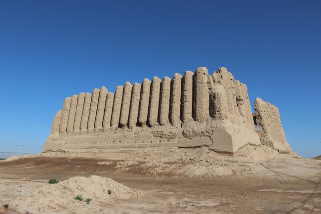 トルクメニスタンの最終日はメルヴ遺跡の観光です。早朝にアシガバートからマリまで飛び、近郊の遺跡まで車で向かいます。メルヴ遺跡は中央アジア最大の遺跡で、紀元前6世紀からアケメネス朝ペルシア、パルティア、ササン朝を経て、セルジュークトルコの時代に東方の首都して最盛期を迎えて、シルクロードのオアシス都市として栄えましたが、13世紀のモンゴル軍襲来により壊滅し、遺跡となって現在に至っています。<br />メルヴからカラクム砂漠を縦断しトルクメナバートを経由して、4時頃トルクメニスタンを出国し、ウズベキスタンに再入国しました。<br />以下、日程です。<br />4/27(土)　関空→ソウル<br />4/28(日)　ソウル(AM観光 景福宮)→タシケント<br />4/29(月)　タシケント(AIR)→ウルゲンチ→ヒヴァ(観光)<br />4/30(火)　ヒヴァ→国境→ダショグズ→クフナ・ウルゲンチ→ダルヴァザ(地獄の門)<br />5/1(水)　ダルヴァザ→アシガバート(国立博物館、ニサ、市内観光)<br />5/2(木)　アシガバート(AIR)→マリ→メルヴ→トルクメナバート→国境→ブハラ<br />5/3(金)　ブハラ(終日観光)<br />5/4(土)　ブハラ(高速鉄道)→サマルカンド(観光)<br />5/5(日)　サマルカンド(AM観光)→タクシー移動→タシケント空港→機中<br />5/6(月)　ソウル→関空着