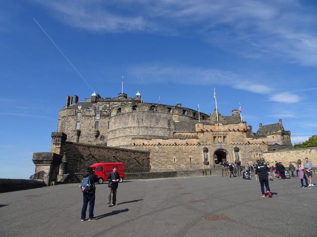 イギリス ニューキャッスルアポンタイムからスコットランドのエジンバラへは、電車の旅となりました。<br /><br />まるでテレビの旅鉄道番組を思い出すように車窓を楽しみました♪<br /><br />一面の黄色の花のカーペット、羊、馬、藁、波、橋、海。のどかな田園風景。<br /><br />イギリス北部からスコットランドへ。<br />点在する素敵な美しい町が沢山ありそうです。 <br />特急がとまる駅を一つ一つ訪れるのも良さそうです。<br /><br />エジンバラ ウェーバリー駅到着後、<br />出口を出て上がると、ぴーかん晴れ!<br />素晴らしい眺望でした!<br /><br />スコットモニュメント、エジンバラ城のお城など、一気にタイムトリップしたような感覚。ひきこまれます。<br /><br />しかも、少し暑いくらい。<br />用心した分厚い冬仕度が場違いでした。<br />風があるので、マフラーは必要でしたが(笑)<br /><br />ホテル近くのカールトン ヒルから見渡すエジンバラの町の素晴らしさ!<br />シティバスでまわるエジンバラ城への観光。<br />どの場所も大変雰囲気のある場所でした。<br /><br />素晴らしかった!<br /><br />2泊ではもったいないような素敵な町。<br /><br />この町にハマる人がいるのもわかります。 <br /><br />一瞬次のグラスゴー移動をキャンセルしたくなるような独特の雰囲気<br /><br />ハリポタファンじゃないけれど、<br />カフェとか、もっとゆっくり観光したかったです☆<br /><br />