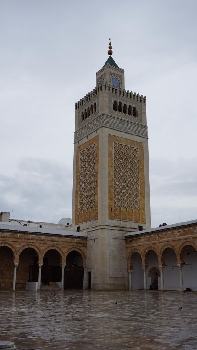 バルドー博物館でのテロ事件以降、行きたいと思いつつも二の足を踏んでいたチュニジアに行くことを決意。エミレーツ航空を使ってチュニスに入る。<br />4月3日(水)関西空港を夜の便で出発。<br /> 4日(木)ドバイを経由して、昼ごろにチュニスに到着。バスとメトロでバルセロナ駅へ。ホテルにチェックイン後、メディナに入ってグランドモスクを見学。<br /> 5日(金)チュニス大聖堂を見学後、メトロでバルドー博物館へ。見学後、メディナに戻って散策。