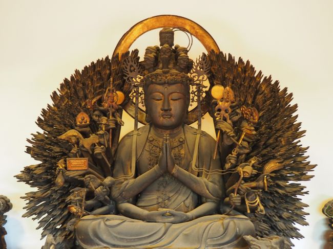 少し前の朝日新聞に、奈良・王寺の達磨寺の記事が載っていました。<br />そこに現在392手の千手観音坐像の写真が。<br />達磨寺、いままでにお参りしているのですが、この素晴らしい観音さまを拝観したくなりました。<br />インターネットで、王寺を調べると、王寺駅から雪丸ロードがあり、達磨寺までつながっているとのこと。<br />そこで、車を王寺駅の近くの駐車場に停め、雪丸ロードを歩いてみることにしました。<br /><br />【写真は、達磨寺の素晴らしい千手観音坐像です】