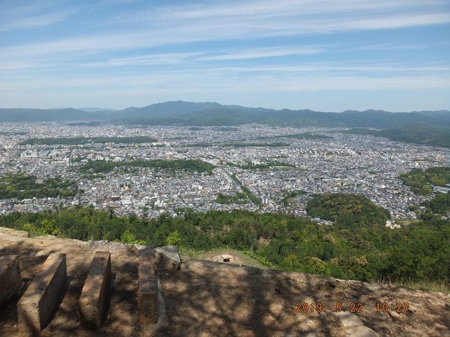 京都トレイルの続きで、京阪京都3条で降りて、インクライン・蹴上から登り大文字を目指した。京都3条を7：30に出発となった。疎水の白川に沿って、疎水本流に沿ってインクラインに達し、そこから疎水に沿って南禅寺まで行きたかったのだが、山沿いの道は通行止めになっていた。調査中と書かれていたが何を調査しているのだろう。<br /><br />仕方なく、疎水の橋を越えて、日向大神宮経由のルートで思案辻に達した。なかなか厳しいルートであったが、そこで出会った大文字方向から来た旅人によると、日向ルートは厳しく、もっと容易なルートがあったらしい。確かに、東山ルート地図には２ルートが示されている。その旅人と別れ際に歳を尋ねられ、75歳だと答えると、「私の夢は75歳でも大文字に登れることです。私は、５８歳なんですが・・・」と答えた。う～む、と思った。<br /><br />そこからは厳しい道と、木漏れ陽の道が交互で、なかなか楽しい道だった。<br /><br />大文字山3角点は実に良い景観の場所で、何と、伏見城辺りの山々さえも見下ろし、遠く、天王山、八幡山、それに、当然だが、京都市街のすべてを見下ろせた。なお、京都トレイルのコースでは、３角点は経由せずに、大文字火床に行くことになっているが、これは勿体ないなぁと思った。ここで11時であった。そこからは相当降りて、火床になり、ここからの眺めは概ね京都市街と、北山、西山であったが、それでもなかなかのパノラマだった。火床からまっすぐ降りると、銀閣寺ではなくて、銀閣寺からはかなり南側の霊観寺の南側路地に降りるルートで、これは京都トレイルルートであった。そこから、白川通りに出て、泉屋博古館の角で地図を見ていると、短パンツ、Tシャツの高校生程度の青年が周りを見回して、僕に、「比叡山はどこですか？」と聞いてきた。比叡山の方向は示したが、出町柳に行き、そこから電車だろう、と答えると、「枚方から走ってきて、これから比叡山に向かいます」と言いおいて去っていった。なんと！・・・走り去る背中に激走と書かれていた。永観堂・南禅寺山門を通り、ねじるまんぽを通過して、けあげの西側に出たので、そのまま西に向かい、京都3条に戻った。12時であった。<br /><br />昼食は持参したが、そのまま持ち帰り、ゲストハウスで食べた。実に美味であった。