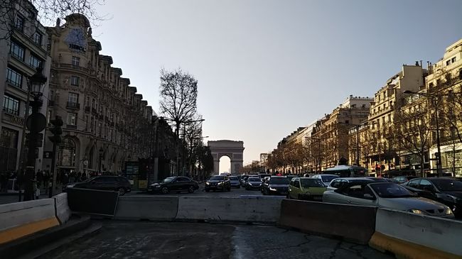 娘の長い春休みを利用して、懐かしい場所を巡るフランス（パリ、リヨン）と香港旅行です。<br /><br />セーヌ川クルーズ（バトームーシュ）を楽しみ、歩いてシャンゼリゼ通りまで。ジレジョーヌ（黄色いベスト運動）の傷跡が残るシャンゼリゼ。<br />そして、リヨンへ向かいます。<br /><br /><br />日程<br />3/19成田空港→香港国際空港、香港国際空港→パリへ<br />3/20～3/23パリ<br />3/23～3/26リヨン<br />3/26～3/28パリ<br />3/28シャルルドゴール空港→3/29香港国際空港<br />3/29～4/1香港<br />4/1香港国際空港→成田空港<br /><br />キャセイパシフィック航空利用<br />すべて個人手配