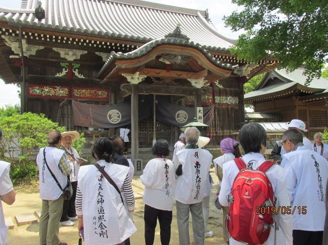 歩き遍路は第一番霊山寺から順番にお寺の番号順にトボトボ歩いて回るのだが、巡礼ツアーの場合は、交通ルートの便不便によって、順番を変えて行くことになる。だから、本来次に参詣すべきは第三番金泉寺なのだが、この寺は今日の最後に訪問することにし、次に向かったのは第五番地蔵寺だ。このお寺は鳴門の隣町、板野町にあって、ツアーバスの順番としては、好都合なのだろう。尤も、順番、コースを決めるのはドライバーではなく、我々を案内する先達さんの役割だ。後で分かったのだが、このもう一つ先のお寺で昼食となり、その時間的な関係で、ここ地蔵寺を一つ前の札所に組み入れたのだと思う。<br /><br />先達さんは姫路出身の山中さんという６０前後の人で、云わば、この先達を生業にしているような人で、先週まで坂東観音霊場を案内し、今日、姫路の自宅から車でやってきたとのことだ。これが終わると又次の霊場巡りの案内に出かけるとのことである。この四国霊場も過去何十回と来ていて、彼の持っている御朱印帳も印が重なってかなり分厚くなっている。だからどのお寺に何があって、どの様な由緒があるのかは、もう空でそらんじている。お経と同じだ。お寺に到着する前のバスの中で、寺の縁起など解説し、大変勉強になった。<br /><br />この地蔵寺は名前の通り、お地蔵さんを祀る寺で、本尊は甲冑を身にまとい、馬に跨った勝軍地蔵菩薩で、我々がイメージする野辺に微笑むお地蔵さんとは大分異なった地蔵佛だ。その勝軍地蔵は弘法大師が自ら彫ったものと言われ、名前からして古来より武将の帰依も多く、源義経も戦勝を祈願したとのことである。この寺も前の極楽寺同様、戦国末期の天正年間、長曾我部軍によって焼き討ちに遭い、堂宇はことごとく焼失したが、その後、阿波藩主蜂須賀によって再建されたとのことである。<br /><br />