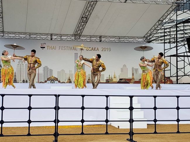 今年もやって来た大阪タイフェス。今回の最大の見所は、タイPOP好きなら誰もが知ってる人気歌手の登場だ。<br />とても楽しみ。