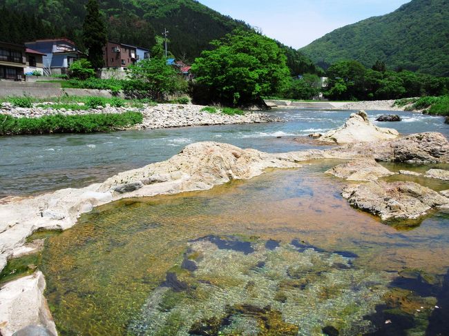 新緑の季節に晴れということで、マイルを使った土日東北の旅へ。東北の内陸と男鹿半島という公共交通の少ないエリアを旅するため、念入りにスケジュールを作成しました。。2日間の旅としてはこれまでで最も苦労したかもしれません。。１日目は山形空港からタクシー、JR山形新幹線・陸羽東線を利用して奥の細道ゆかりの地と沿線の温泉を巡りました。尾花沢の芭蕉・清風歴史資料館、瀬見温泉、鳴子温泉、封人の家が目的地です。