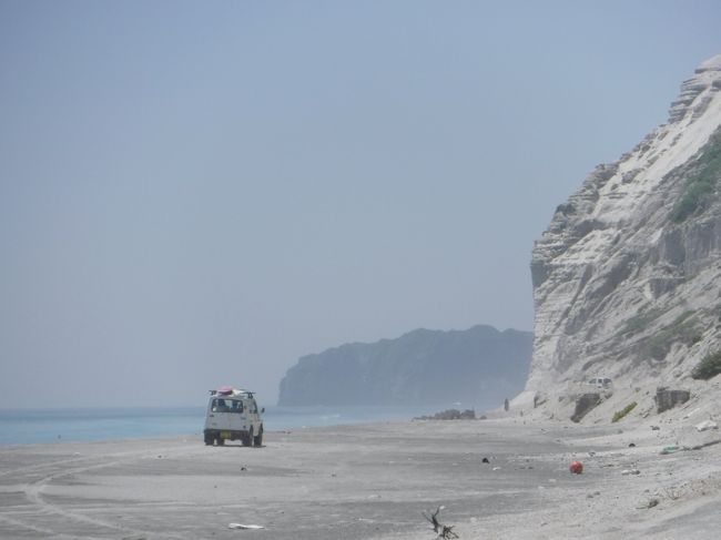 ３月３１日ギリギリ期限の東海汽船株主優待券で新島を予約した<br />２ヶ月先まで予約が出来るんで５月の最終週の週末に予約を<br />東京竹芝桟橋と島を結ぶ夜行の客船さるびあ丸<br />この時期の島行は基本週末金土だけの運行になっている<br />てっきり金曜便を予約したつもり<br />予定の前日？？（ではなかった）木曜、藤沢の鵠沼で波遊びランチ中<br />何を思ったか、東海汽船のＨＰを見る<br />あれれ、今晩木曜なのに今週だけさるびあ運行日って？？  <br /><br />島行ったらどさん子のラーメンは定番で<br />どさん子のボスから週末は休むとの連絡ももらっていた<br /><br />なら、今晩から行くっていうのも、アリ？？？<br />島宿吉田屋さんに電話、空いてる<br />東海汽船、椅子席なら空いている<br />午後まで入って一度チケット取りに家に戻ってめ時間は十分だし<br />椅子席でもいいや、今晩行っちゃおっ<br /><br />東海汽船に電話<br />「あの～、明日本船新島予約してある◯◯ですけど<br />今日に変更してもらえませんか？？」<br />ちょっとお待ちくださいね<br />明日の予約入っていないですけど？？<br /><br />えっ？？<br />そんな・・<br />覚えていない<br />ただチケットは二枚発券している<br /><br />もしや<br />「あれ、今晩で入ってますか？」<br /><br />お電話番号は<br />「・・・・・・・・・・です」<br />あっ今日のさるびあ二等和室で入ってますけど<br /><br />ヒエっ～、危ない、危なかったよ<br />明日竹芝桟橋行ったら悲惨な目にあっていたよ<br />なんなんだろう<br />不思議・・<br />まあ、良かった、良かったで竹芝桟橋へGO GO<br />夏を迎えに新島へ