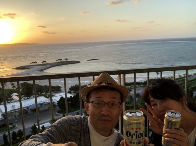 2019年5月21.22日沖縄を旅行しました。<br /><br />33回目の結婚記念日に33年ぶりの沖縄訪問です<br /><br />一日目前半ブログ<br />https://4travel.jp/travelogue/11497110<br /><br />夕方ホテルチェックインからのブログです。<br /><br />仕事の関係でいつも一泊二日の旅行なので<br /><br />観光がメインでホテルは寝るだけなのであまりこだわらずに<br /><br />きましたが、せっかくの沖縄なので今回はリゾートホテルに宿泊。<br /><br />美ら海水族館すぐよこのホテルオリオンモトブリゾート&スパさんです。<br /><br />ビジネスホテルと違って広くて随所にリゾート観満載で最高でした。