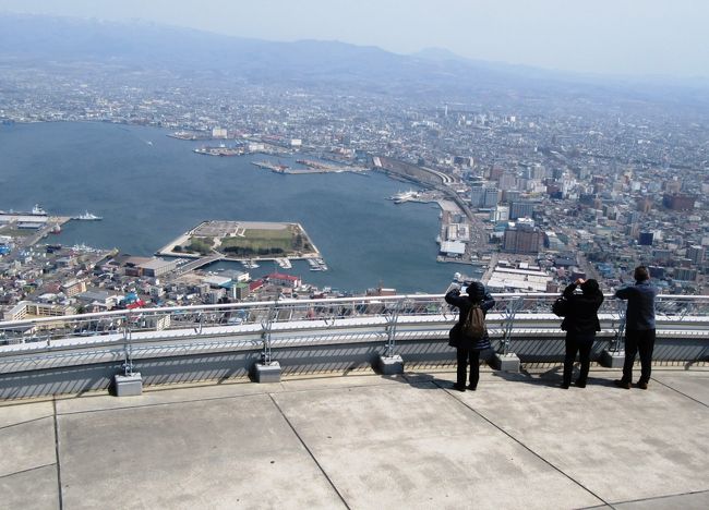 平成31年4月24日、函館2泊3日の旅第2日目。市電湯の川温泉駅発8時30分、函館館駅前駅の二つ手前の新川駅下車。新川駅近くの自由市場で土産としてイクラと筋子を購入。再び市電に乗って十字街駅へ。少し歩いて山麓駅から函館山ロープウェイで山頂へ。函館山山頂から函館の町の眺望を満喫。ロープウェイで山麓駅に戻り、函館元町の散策。その後歩いて十字街駅を経てベイエリアへ。ベイエリアを少し散策して昼食。昼食後、十字街駅に戻り、市電で五稜郭公園へ向かった。