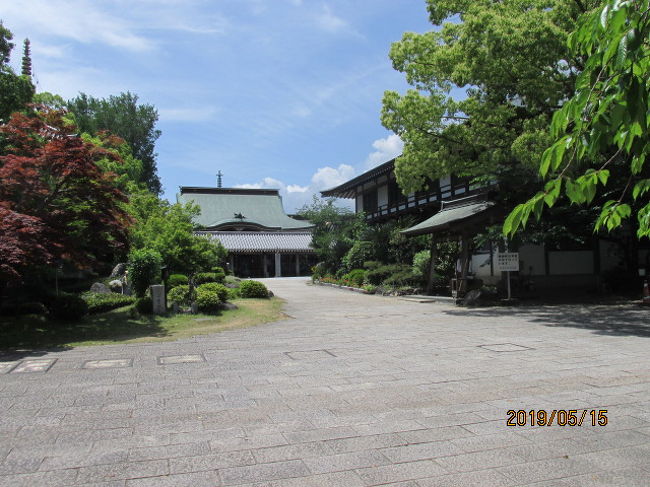 第五番札所地蔵寺を参拝した後、次に向かったのは隣町の板野郡上板町にある安楽寺だ。ここも又大きなお寺で大きな宿坊も持っている。宿坊がある関係からか、大きな食堂も兼ね備えていて、この寺で昼食となる。場所は吉野川左岸の先の地蔵寺よりも少し上流に上った辺りにある。背後は徳島（阿波）と香川（讃岐）を隔てる山脈が続いていて、この山裾に幾つかの霊場が建っている。川の反対側は、四国で二番目に高い山、剣山を有する山並みで、吉野川はこの二つの山並みの間を貫流するようにして海に注いでいる。勿論、川の反対側の山裾にも幾つかの霊場がある。<br /><br />バスを降り、今はアスファルトで舗装されているが、昔の遍路道を進んでいくと、大きな石柱が建っていて、四国六番安楽寺と書いてある。そこから少し歩くと安楽寺の山門だ。この山門は他の霊場にはないような楼門造りとなっている。竜宮城の楼門と同じような造りだ。この楼門の上部は歩き遍路の宿泊場所にもなっていたようだ。内部の壁面には銅板でその歩き遍路の講元の解説記事なども掲げられていた。<br /><br />その楼門には「温泉山」という珍しい山号が掛かっていて、山中先達にその意味合いを聞いてみた処、この寺には温泉が出て、江戸時代、宿坊では温泉当時の客も賑わった。その温泉湧出を出来事を山号にしているとのことであった。後で、本堂の正面に置かれている大きな水盤の水に触った処、水温は温泉とはいえる程のことはない、殆ど平温、冷泉とも言えない程のぬるい温泉だった。<br /><br />楼門を潜ると、広い境内の正面に本堂が見える。その手前、左側に小さな庭があって、そこの池の目には大師像と逆さ松が置かれている。つい数年目までは自生していたようだが、何年か前の台風で折れてしまったらしい。池には大きな錦鯉が遊弋していた。右手奥の方丈と大師堂があり、その奥に宿坊と食堂がある。宿坊は大体どこも同じ程度の料金で、素泊まりが４５００円前後、１泊2食で７５００円前後となっている。ここでは２５０名程の収容数があるようだ。