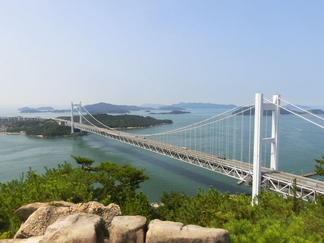 最終日は瀬戸大橋を真正面から眺めたり、瀬戸内海に浮かぶ島々と雄大な風景を求めて、日本初の国立公園として知られる瀬戸内海国立公園の代表的な景勝地『鷲羽山』に行ってきました。最寄り駅の児島駅へはJRで移動、駅でレンタサイクルを借りて【風の道】と呼ばれる廃線になった下津井電鉄の線路跡(旧児島駅~旧下津井駅)をサイクリングしながら鷲羽山山頂に登るのが今回の旅のメインです。<br /><br />天気に恵まれ炎天下のなか尋常じゃない程の汗をかきましたが(笑)貸し切り状態の展望台から望む瀬戸内海の絶景を存分に楽しんできました。